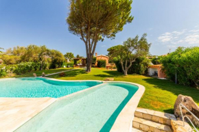 Villa con piscina immersa in un meraviglioso giardino - Wonderful Villa with pool and spacious garden